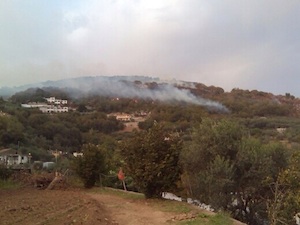 Fiamme e forte vento: i vigili del fuoco a lavoro nella zona collinare di Sorrento