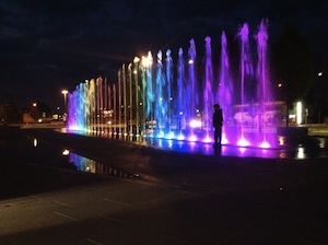 Una fontana con giochi di luce e acqua dinanzi alla piazza Lauro