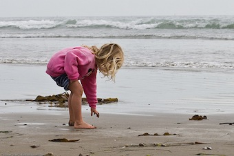 Molestò bimba in spiaggia a Meta, pena ridotta in appello a 73enne