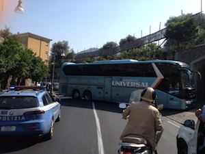 Pullman si blocca lungo via Degli Aranci: traffico in tilt