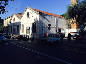 Tornano le strisce blu (ma a tempo limitato) in via degli Aranci