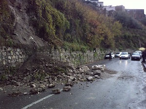 Frana sulla Statale Amalfitana: a lavoro i rocciatori per ripristinare la viabilità