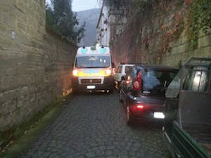 Piano di Sorrento, ambulanza bloccata per le auto in sosta vietata