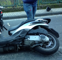 Incidente in via degli Aranci, centauro ferito