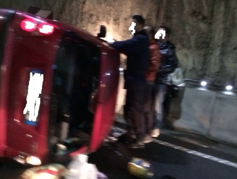 Auto si ribalta in galleria, traffico in tilt sulla Sorrentina