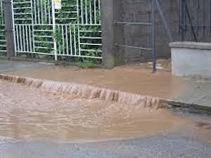 Pioggia dalla strada al giardino, Comune condannato