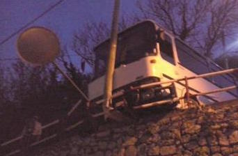 Bus in bilico sul parapetto: paura a Massa Lubrense