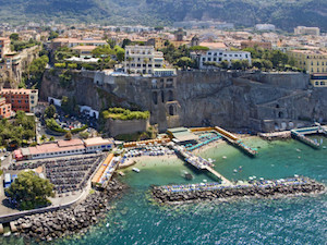 Abusi in riva al mare, denunciato il titolare di un lido di Sorrento