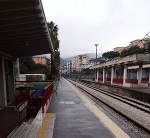 Mattinata di caos in Circumvesuviana per un treno guasto sulla Napoli-Sorrento
