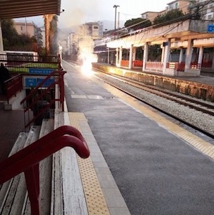 Paura alla Circum, crollano i fili: treni fermi