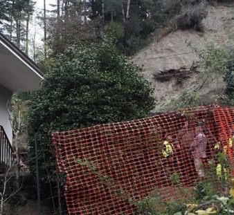 Pioggia e vento forte: a Sant’Agnello crolla una facciata di una casa antica