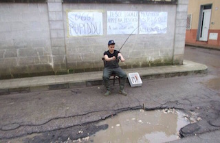 Buche, mano alle canne da pesca