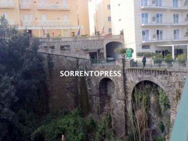 Un arco di tufo per abbellire il Vallone dei Mulini