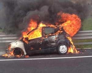 Auto in fiamme, chiusa un’ora galleria della Sorrentina e traffico in tilt