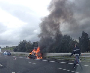 Auto in fiamme: traffico bloccato e disagi per raggiungere la Costiera