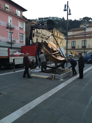 Le installazioni di Pomodoro lasciano Sorrento