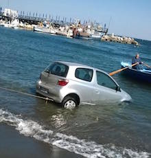 Auto finisce in mare a Marina Grande