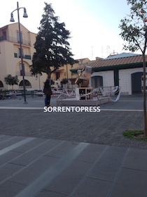 Danneggiata l’installazione di Pomodoro di piazza Veniero