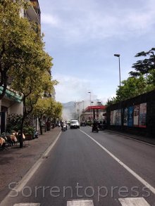 Auto in fiamme sul corso Italia