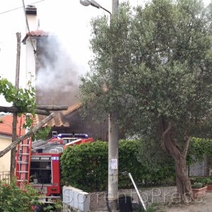 Fiamme ai Colli di Fontanelle, tre famiglie evacuate -video-