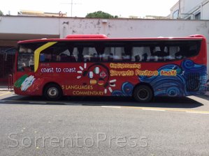 Lite tassisti addetti al City Sightseeing alla stazione di Sorrento