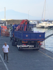 Porto di Marina Piccola: Si cerca la perdita di nafta che finisce in mare