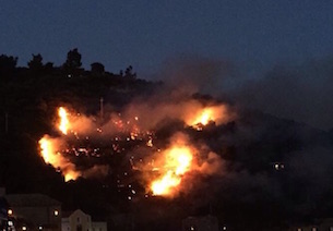 Incendi, chiusa la strada per la Baia di Ieranto