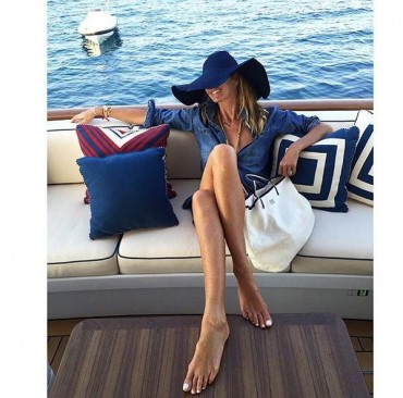 La top model Elle Macpherson in vacanza in costiera