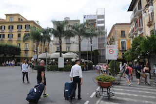 Ponteggio sponsorizzato in piazza Tasso. Cosa ne pensate?