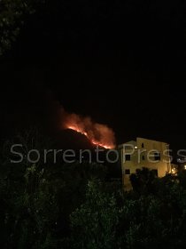 Fiamme e paura tra la penisola e la costiera: l’ombra dei piromani