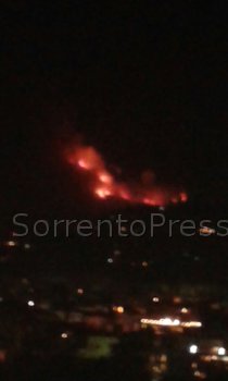 Si allarga il fronte dell’incendio sul Faito