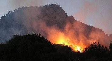 Incendi a Massa Lubrense, le fiamme minacciano le case