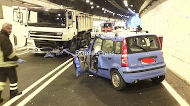 Incidente nella galleria Seiano-Pozzano, ragazza ferita gravemente