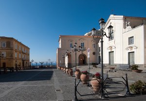 Domani chiusa 2 ore la piazza di Massa Lubrense