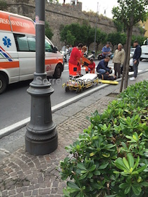 Incidente in via degli Aranci, centauro ferito