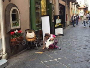 Bimbi usati per mendicare, a Pompei scattano le manette a Sorrento no