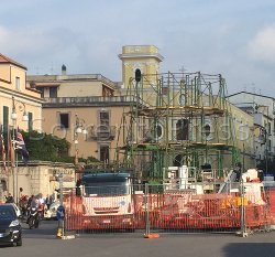 Al via il montaggio dell’albero di Natale di piazza Tasso