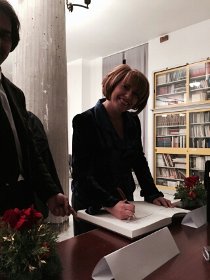 Momenti toccanti alla presentazione del libro dedicato alla Madonna