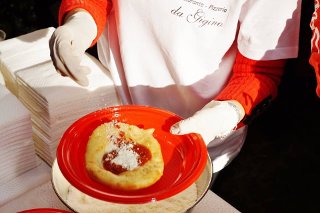 In centinaia per le pizze fritte della trattoria Da Gigino