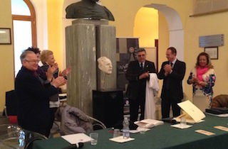 Scoperto il busto di Roberto Bracco