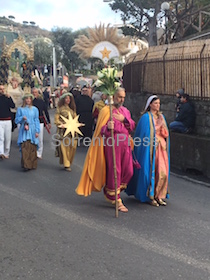 A Vico Equense sfilano oggi per la 112sima volta Le Pacchianelle