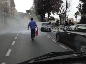 Auto in fiamme a Sorrento