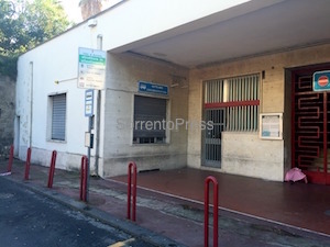 Stazione di Sorrento, locale fittato da un anno ma niente servizi