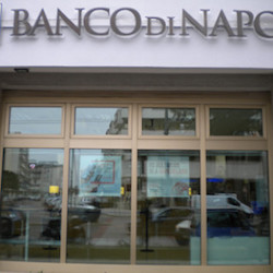 Tentano di rapinare banca a Vico Equense, ma non ci sono soldi: “Grazie e buona giornata”