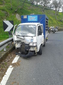 Incidente sul Nastro Verde, autista bloccato in un furgone