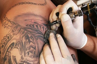 Tatuaggi e piercing sicuri, partono i corsi organizzati dall’Asl