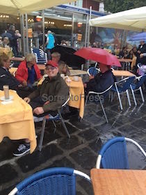 Turisti con l’ombrello ai tavolini dei bar di piazza Tasso – fotogallery –