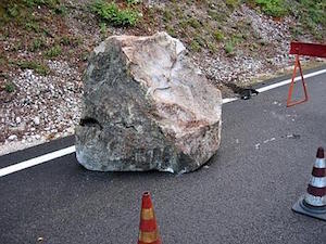 Cade un masso, chiusa strada della zona collinare di Sorrento