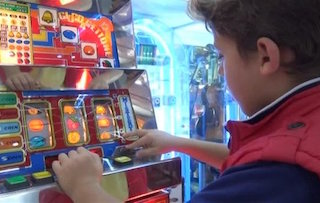 A Meta il sindaco vieta le slot per bambini