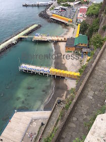 Al via la bonifica del costone della spiaggia di San Francesco a Sorrento, interdetto il percorso dei lidi